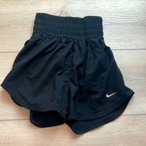 Black, NIKE, high waisted shorts with pockets!👟🏃‍♀️🎾￼